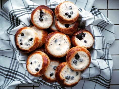 Mustikkarahkapulla – Finnish Blueberry And Quark Bun | My Dear Kitchen in Helsinki Finnish Pastries, Cooked Blueberries, Finnish Baking, Finnish Desserts, Sweet Buns Recipe, Finnish Recipes, Party Dishes, The Bakery, Bun Recipe