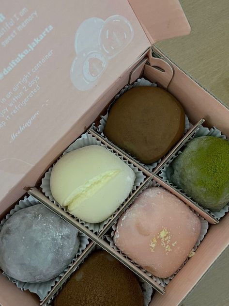 Mochi Aesthetic Food, Foto Mochi, Mochi Packaging, Resep Mochi, Mochi Aesthetic, Cube Cake, Iphone Wallpaper Yellow, Plate Presentation, Dessert Packaging