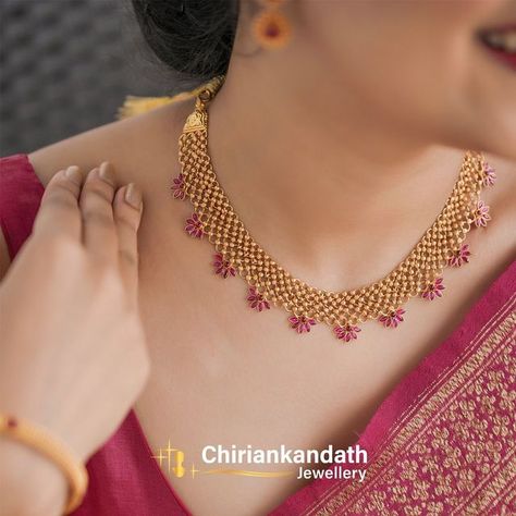 Simple Temple Jewellery, Modern Gold Necklace Designs, Bangles Gold Design, Gold Necklace Set Design, Simple Gold Necklace Designs, Choker Ideas, Bengali Jewellery, Pretty Gold Necklaces, Small Gold Necklace