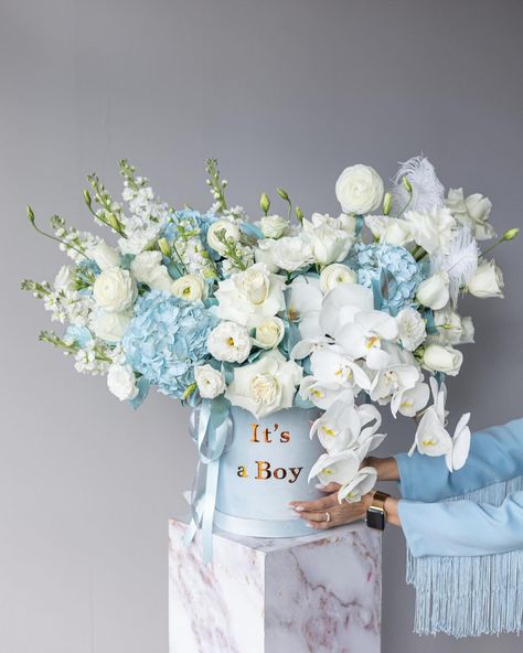 👼It’s a boy/girl flower box 💵$380 Mix of roses, hydrangeas, orhids and other seasonal flowers in a blue/pink and white colors in a box with a custom sign. Color preferences can be applied during checkout. 🚚🌸Order your SAME DAY flowers by delivery and pickup if you make an order BEFORE 3:00 pm. For Manhattan,Brooklyn,Queens, Staten Island, Long Island City. Trendy flower boxes and bouquets for any occasions in New York. 🌸for your orders: 🔗 amfloralplace.com ☎️ 917.201.9744 📍8421 7th... Nyc Flowers, Luxury Flower Arrangement, Pink Green Wedding, Bouquet Delivery, Online Flower Shop, Flower Box Gift, Flower Business, Order Flowers Online, Island City