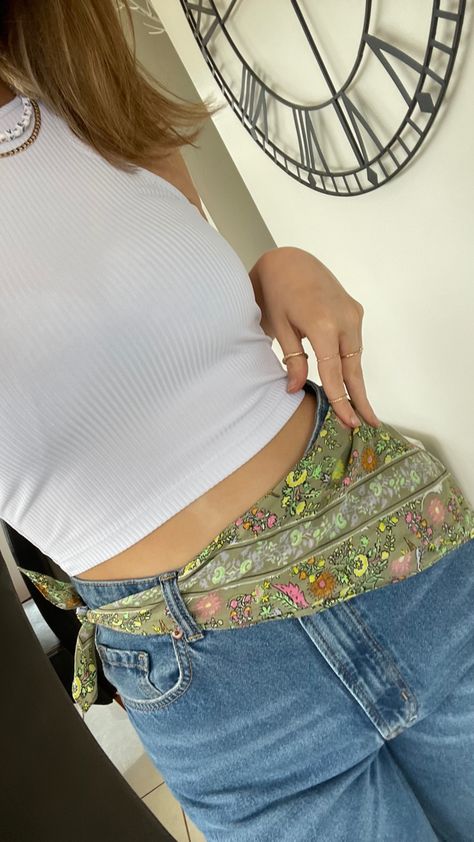 #aesthetic #bandana #90sfashion #90s Bandana On Leg Outfit, Bandana As Accessory, Summer Outfits Bandana, Bandana Styling Outfits, Bandana Belt Outfit, Bandana Tied On Jeans, Styling Scarf With Shirt, How To Style A Bandana On Jeans, Bandana Ideas To Wear