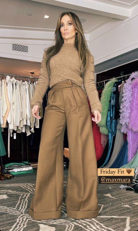 J Lo Fashion, Wide Leg Pants Outfit, Look Office, Elegante Casual, Outfit Jeans, Brown Pants, Looks Chic, Style Mistakes, Work Fashion