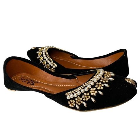 Punjabi Jutti Wedding, Punjabi Shoes, Indian Clothing Brands, Indian Dresses Online, Pakistani Clothes Online, Pearl Work, Asian Wedding Dress, Punjabi Jutti, Fancy Shoes