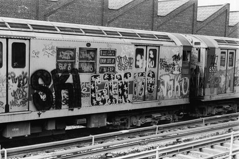 An oral history of the '70s downtown NYC scene that made Thurston Moore 70s New York, 1970s New York, Subway Car, Nyc Train, Train Graffiti, Subway Train, Queens Ny, New York Photos, Nyc Subway