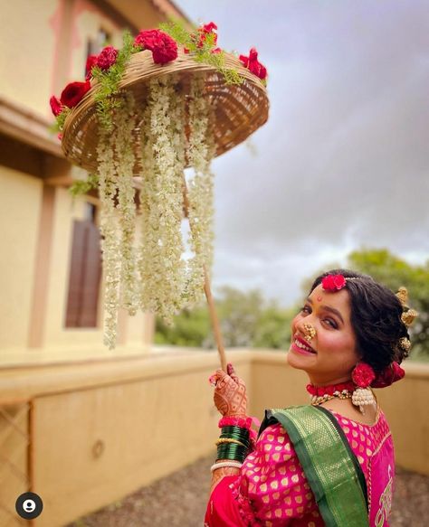 Dohal Jevan Look, Dohale Jevan Photography, Dohale Jevan Decoration, Flower Wall Decor Diy, Shower Shoot, Dohale Jevan, Indian Baby Shower Decorations, Saree Pose, Babby Shower