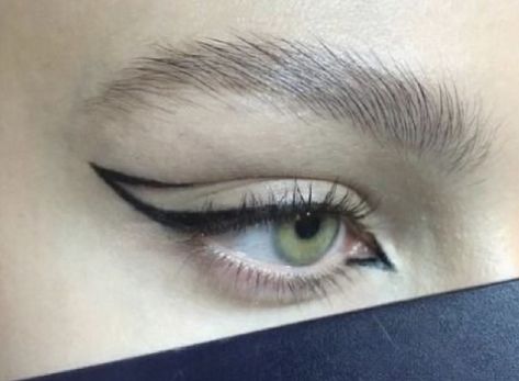 Eyeliner For Concert, Two Line Eyeliner, Fun Eyeliner Black, Double Lid Eyeliner, Spiky Eyeliner, Graphic Black Eyeliner, Black Eyeliner Looks, Black Graphic Eyeliner, Black And White Eyeliner