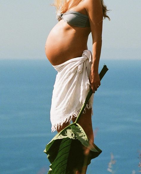 Beach Baby Bump Photo Ideas, Tropical Maternity Shoot, Photoshoot Pregnant Ideas, Pregnancy Photos Beach, Pregnant Beach, Maternity Shoot Beach, Beach Maternity Photography, Maternity Photography Beach, Mama Photo