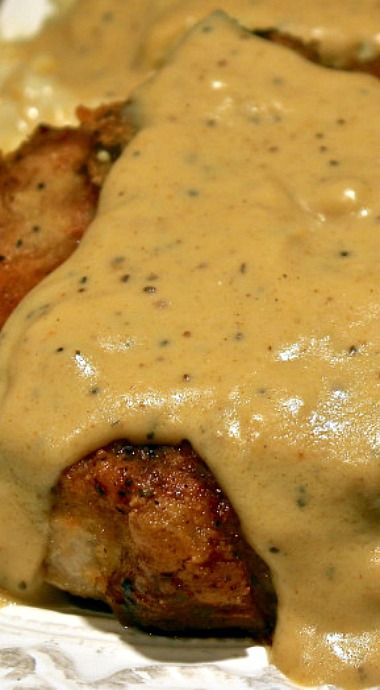 Southern Fried Pork Chops with Country Gravy ~ Down home comfort food! Southern Fried Pork Chops, Pork Chop Recipes Crockpot, Country Gravy, Easy Pork Chops, Pork Chop Recipes Baked, Fried Pork Chops, Dessert Vegan, Pork Dinner, Crockpot Pork