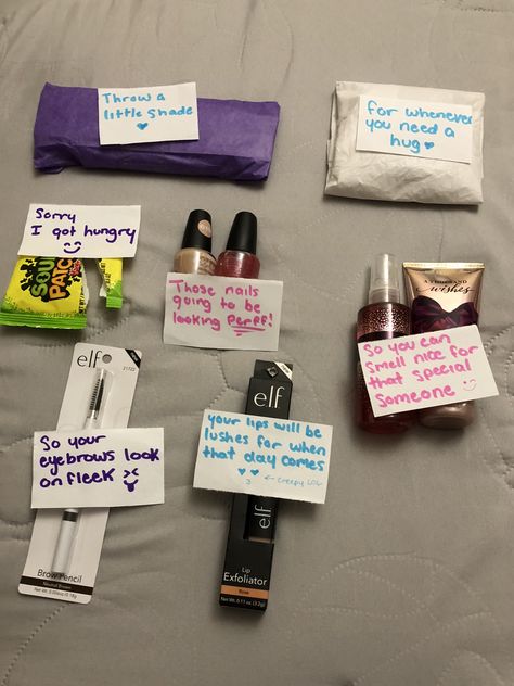 A mini present thats rapped and has a quote, pun or reason why you got it for her. Aesthetic Gift Ideas For Girlfriend, Made Gifts, Farewell Gifts For Friends, Love Text To Boyfriend, Mini Presents, Boxes Ideas, Surprise Boyfriend, Valentines Day For Him, Message For Girlfriend