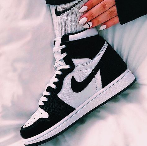 Best Jordan Shoes, Jordan Shoes For Women, Jordan Shoes Girls, Custom Nike Shoes, Shoes Sneakers Jordans, All Nike Shoes, Nike Air Shoes, Shoes Sneakers Nike, Fashion Shoes Sneakers