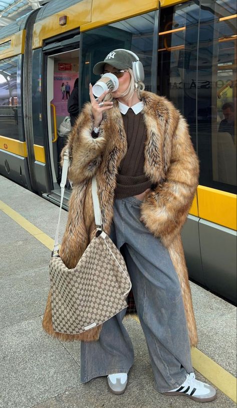 Long Fur Coat Outfit, Brown Fur Coat Outfit, Fur Coat Aesthetic, Fur Coat Street Style, Fur Coat Outfits, Mode Au Ski, Faux Fur Coats Outfit, Fur Jacket Outfit, Brown Fur Coat