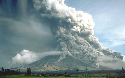 The 13 ways a volcano will one day kill you Volcano Model, Shield Volcano, Pyroclastic Flow, Subduction Zone, New Madrid, Erupting Volcano, Physical Geography, Cascade Mountains, Active Volcano