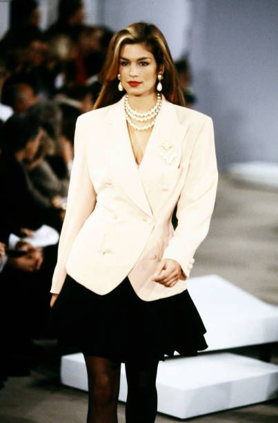 Cindy Crawford 80s Runway Fashion, Vintage Editorials, 90s Glam, Fashion Magazine Cover, 1990s Fashion, Cindy Crawford, Vintage Models, Runway Show, Donna Karan