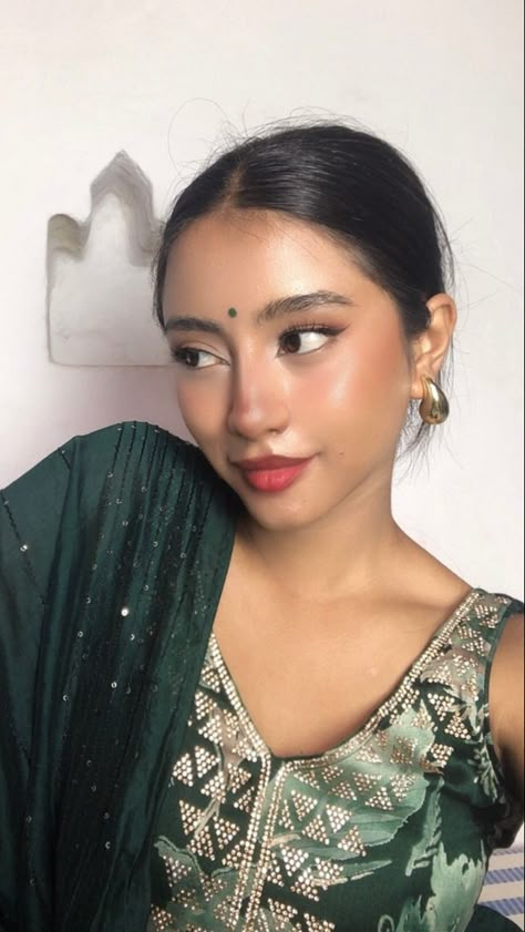 Makeup For Indian Wedding Guest, Brown Skin Outfits Women, Makeup For Traditional Wear, Nepali Makeup, Indian Women Makeup, Saree Makeup Look Simple, Traditional Makeup Indian, Desi Girl Makeup, Desi Makeup Looks