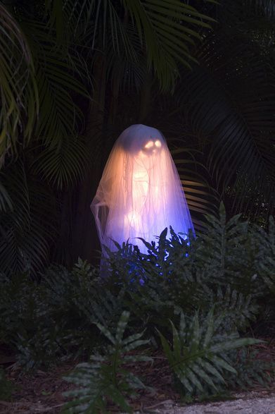 Ghost at dusk.... used a white pumpkin as the head, on a garden stake, covered with cheescloth dipped in rit white-out (to glow better)  super freaky-rad. 2009 Ghost, Christmas Lights Inside, Halloween 2009, Halloween Forum, Halloween Outside, White Christmas Lights, Dark Halloween, Fun Halloween Decor, Halloween Yard