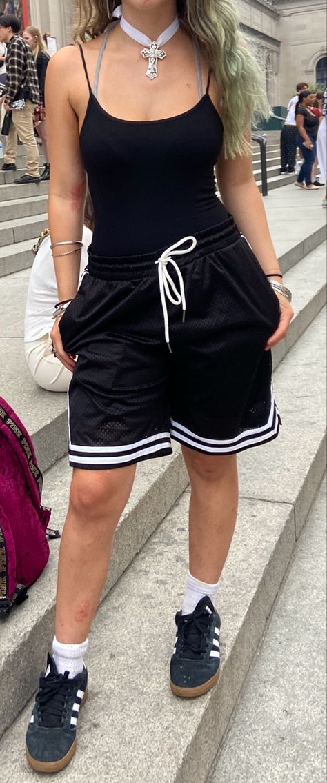 cross baggy shorts Baggy Shorts And Baggy Shirt Outfit, Styling Basketball Shorts Women, Baggy Shorts And Tank Top, Baggy Clothes Outfit Shorts, Baggy Gym Shorts Outfit Women, Basketball Short Outfits Women, Baggy Basketball Shorts Outfit Women, How To Style Baggy Shorts, Wybie Outfit