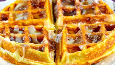 Cinnamon Bun Waffles, Cinnamon Roll Waffles Recipe, Waffle Batter Recipe, Classy Food, Cinnamon Roll Waffles, French Toast Pancakes, Cream Cheese Topping, Grilled Foods, Waffles Recipe