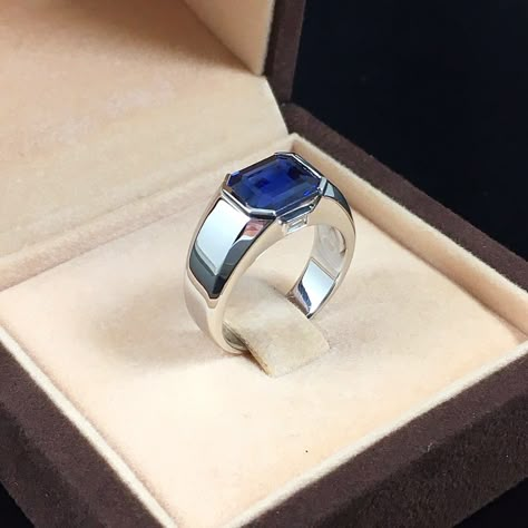 Mens Gold Ring Vintage, Mens Sapphire Ring, Mens Engagement Rings Diamond, Gold Pendants For Men, Stone Ring Design, Mens Ring Designs, Gents Ring, Mens Gemstone Rings, Ring Man