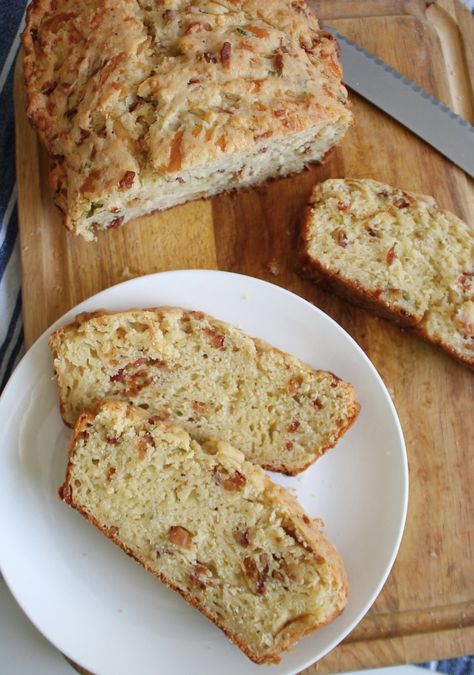 Sliced bacon bread on a white plate, sitting on a cutting bread along with the rest of the loaf and a cutting knife. Caramelized Onion Bread, Onion Loaf, Onion Bread, Walnut Bread, Cheesy Bread, Caramelized Onion, Just Bake, Bacon Cheddar, Cheese Bread