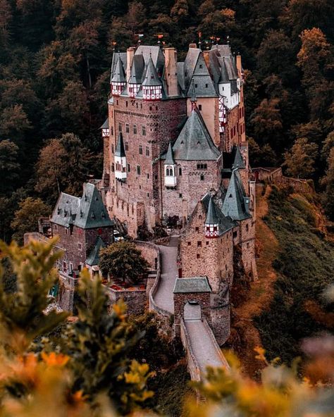 Burg Eltz Castle, Eltz Castle, Castle Germany, Castle Mansion, Beauty Places, Cathedral Church, Destination Voyage, Beautiful Castles, Stately Home