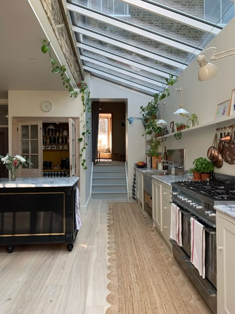 Victorian Hallway, Victorian Renovation, London Houses, Victorian Townhouse, London Kitchen, Interior Minimalista, London House, Good Bones, Glass Roof