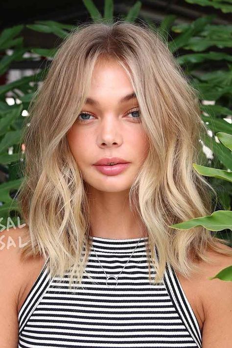 How To Choose The Right Layered Haircuts | LoveHairStyles.com Hair Color Images, Medium Short Haircuts, Bombshell Hair, Blond Balayage, Balayage Blonde, Medium Short Hair, Blonde Hair With Highlights, Haircuts For Fine Hair, Strawberry Blonde