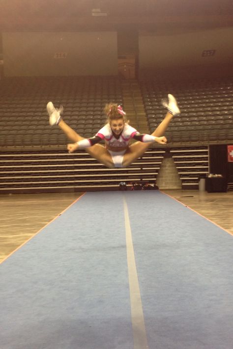 Amazing jumps Jumps Cheer, Funny Dreams, Cheer Vibes, Cheer Flexibility, Cheerleading Jumps, Cheer Jumps, Cheerleader Pom Poms, Cheerleading Cheers, Cheerleading Stunt