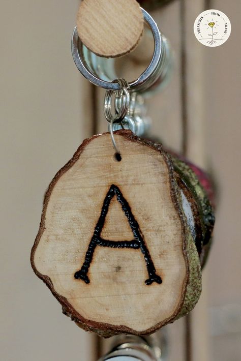 Wooden Tree Keychain, Wooden Keychain Ideas Diy Wood, Wood Keychain Ideas, House Keychain, Tree Keychain, Cool Keychains, Letter Keychain, Wood Trunk, Wooden Log