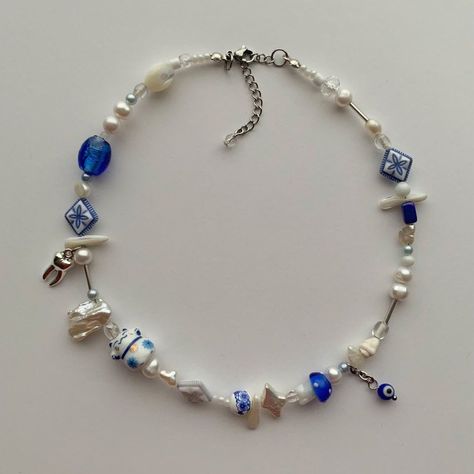 Diy Necklace Inspiration, Jewelry Beads Aesthetic, Popular Jewelry Trends 2022, Charm Bead Necklace, Porcelain Beads Jewelry, Cool Beaded Jewelry, Glass Pearl Jewelry Ideas, Hand Made Jewlery, Funky Beaded Necklace