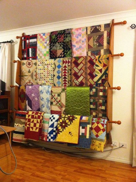 Quilt Display Racks, Blanket Homemade, Display Quilts, Patchwork Blankets, Quilt Racks, Quilting Easy, Quilt Ladder, Quilt Room, Quilt Hangers