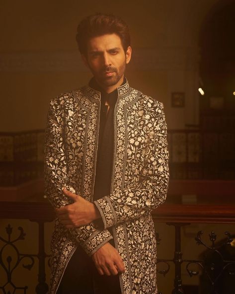 Grooms, Elevate Your Look With These Top 5 Fashion Trends This Wedding Season - ShaadiWish Kartik Aaryan In Kurta, Karthik Aaryan, Groom Trends, Dapper Grooms, Mumbai Wedding, Modern Groom, Kartik Aaryan, Celebrities Photos, Tuxedo Wedding