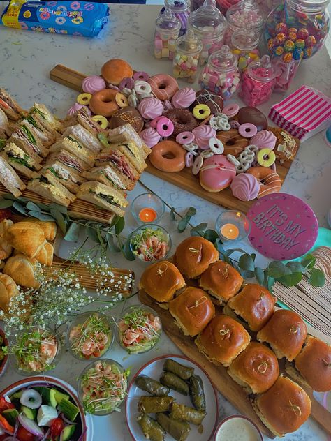 party food - birthday buffet - grazing platter - cute food Birthday Snack Platter Ideas, Kids Party Food Platters, Children’s Party Food Ideas, Buffet Food Ideas Party Uk, 3rd Birthday Food Ideas, Children’s Birthday Party Food, Birthday Party Food Setup Display, Birthday Party Foods For Kids, Kids Grazing Platter