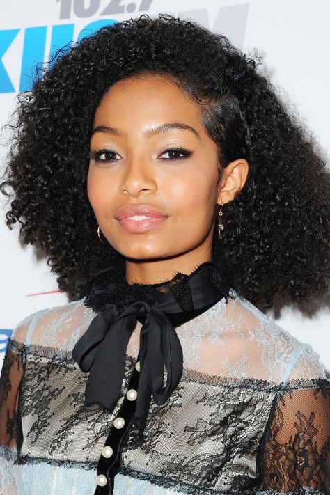 Triple-threat Yara Shahidi wears her natural curls with a deep side part. Elle's 28 Magnificent Ways to Wear Curly Hair Gorgeous. BY JULIE SCHOTT MAR 10, 2017 1.9k Medium Natural Hair Styles, Curly Hairstyles For Black Women, Medium Length Curly Hair, Natural African American Hairstyles, Cute Curly Hairstyles, Black Curly Hair, Natural Hair Styles Easy, Work Hairstyles, Hairstyles For Black Women