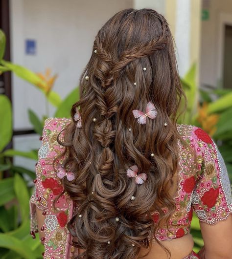 Fairy Style Hair Hairstyles, Hair Styles For Mehendi Function, Hairstyles For Mehendi Function, Haldi Open Hairstyles For Bride, Mehndi Braid With Flowers, Wedd Hairstyles, Hairstyle For Mehndi Function, Gender Reveal Hairstyles, Mrg Choli