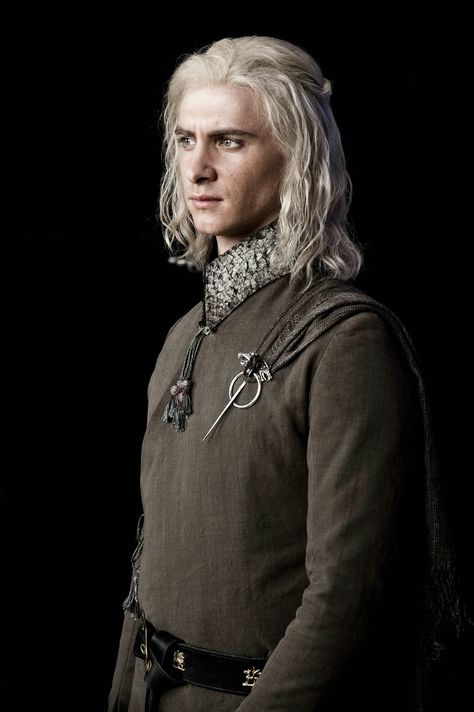 Harry Lloyd as Viserys Targaryen Harry Lloyd, Viserys Targaryen, Got Costumes, Game Of Thrones Costumes, Game Of Thrones Series, Game Of Thrones Tv, Got Characters, Fire And Blood, Photo Games