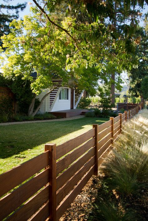 Cheap Privacy Fence, Pagar Modern, Yard Privacy, Diy Privacy Fence, Wood Fence Design, Privacy Fence Designs, Cheap Backyard, Horizontal Fence, Backyard Privacy