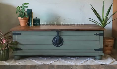 Chalk Paint Chest Trunk, Storage Chest Makeover, Refurbished Cedar Chest, Old Chest Makeover, Refinish Hope Chest, Refinished Cedar Chest Ideas, Blanket Box Makeover, Wooden Blanket Box, Hope Chest Makeover