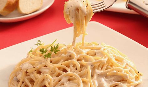 ¡Aprende a preparar Spaguetti con ajo y perejil con esta receta fácil y divertida! Cocina con Inspiración y descubre todos los tips saludables que NESTLÉ tiene para ti. Creamy Spaghetti, Pasta Soup, Pasta Dishes, Pasta Recipes, Italian Recipes, Mexican Food Recipes, Love Food, Food Lover, Noodles