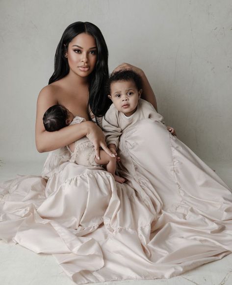 Taina on Twitter: "1 Month 👑 https://t.co/wKeej0lEez" / Twitter Glam Family Photoshoot, Mother Daughter Maternity, Mommy Daughter Photography, Mommy Photos, Kylie Jenner Baby, Mommy Daughter Photos, Mother Dearest, Mother Daughter Fashion, Maternity Photography Poses Pregnancy Pics