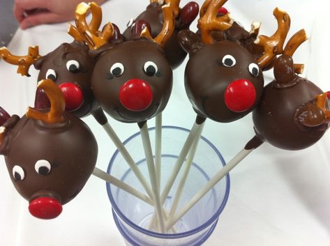 Christmas Cake Pops Recipe, Reindeer Cake, Reindeer Cakes, Pop Cupcakes, Christmas Cake Pops, New Year's Cake, Cake Pop Recipe, Kids Christmas Party, Different Cakes