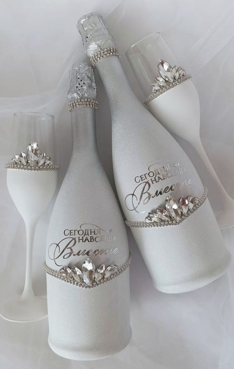 Wedding Bottle Decorations, Wedding Champagne Flutes Diy, Wedding Glasses Decoration, Wedding Champagne Bottles, Wedding Glasses Diy, Glitter Wine Glasses Diy, Bedazzled Liquor Bottles, Decorated Liquor Bottles, Bling Bottles