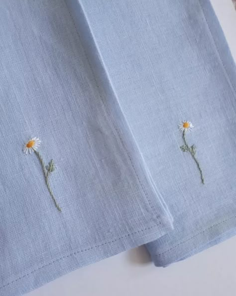 Embroidery On Light Blue Fabric, Napkin Embroidery Ideas, Napkin Embroidery, Hand Embroidered Napkins, Dainty Embroidery, Embroidery Daisy, Embroidered Daisies, Embroidery Napkins, Stitching On Paper