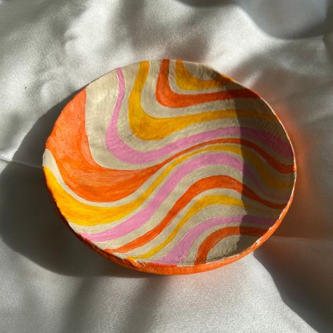 Swirl Pottery Painting, Painted Catch All Dish, Cute Painted Pottery, Diy Trinket Dish, Cute Pottery Painting, 70s Pottery, Clay Trinket Dish, Paint Clay, Painting Clay