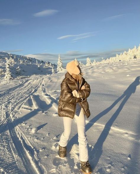 Mountain Girl Aesthetic, Moon Boots Outfit, Euro Winter, Ski Outfit For Women, Chalet Girl, Snow Fits, Ski Trip Outfit, Apres Ski Outfits, Mountain Outfit