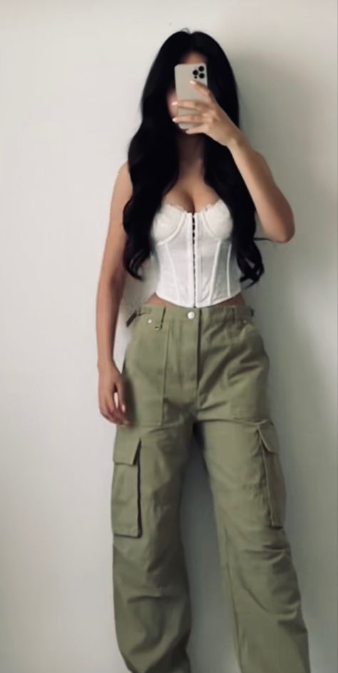 Safe Green Outfit, Corset With Cargo Pants, Outfit Ideas With Corset, Corset Outfit Casual, College Outfits Korean, Outfits Cargo Pants, Casual College Outfits, Cargo Pants Outfit, Causal Outfits