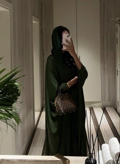 Abaya Fits Winter, Classy Hijabi Aesthetic, Abaya Girls Aesthetic, Rich Muslim Girl Aesthetic, Saudi Girl Aesthetic, Dark Hijab Aesthetic, Rich Hijabi Aesthetic, Khaleeji Dresses, Abaya Girl Aesthetic