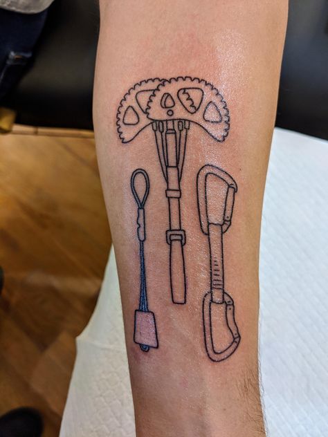 Carabiner Tattoo, Climbing Tattoo Ideas, Rock Climbing Tattoo, Climbing Tattoo, Italy Tattoo, Gear Tattoo, Dad Tattoo, Trending Tattoos, Prison Tattoos