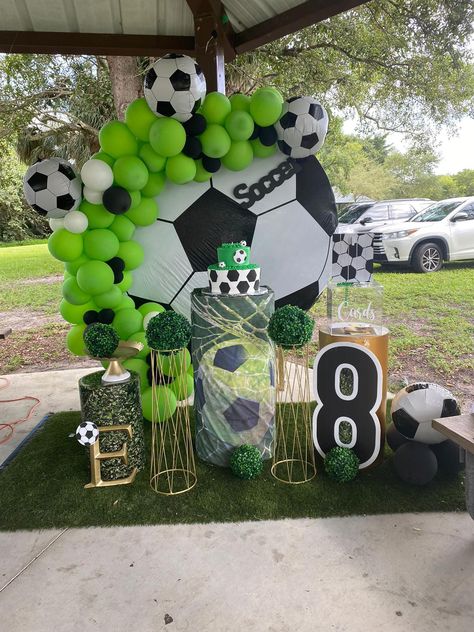 Soccer Party Ideas, Soccer Theme Birthday Party, Soccer Birthday Party Ideas, Soccer Theme Party, Soccer Themed Birthday Party, Birthday Party Paper Decorations, Messi Birthday, Soccer Party Decorations, Soccer Theme Parties