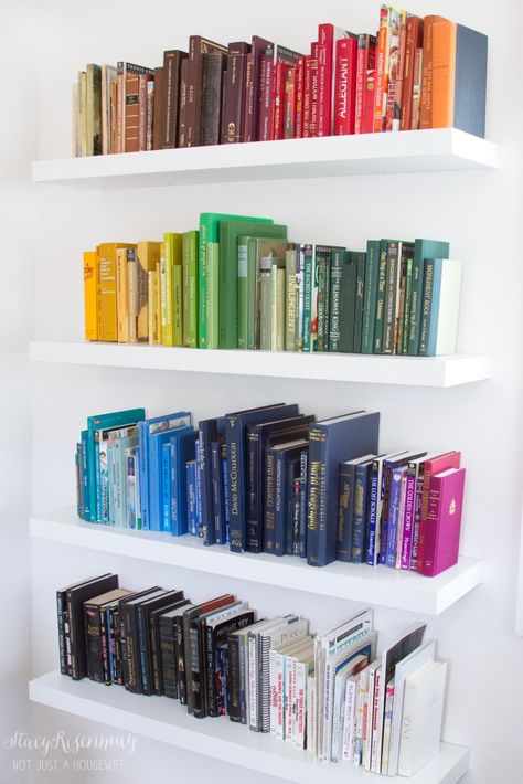 Organizing books this way would drive me crazy, especially if I had to break up series to do it... But it sure looks pretty. Color Coordinated Bookshelf, Rainbow Bookshelf, Unique Bookshelves, Books By Color, Bookshelf Organization, Bookshelf Styling, The Home Edit, Bookshelf Design, Bookshelves Diy