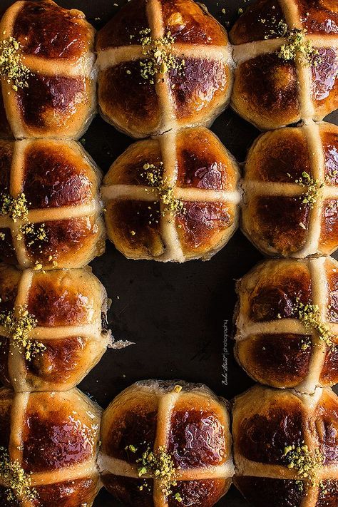 Hot Cross Buns {Easter buns} Hot Cross Buns Recipe Easy, Easter Buns, Easter Bun, Sticky Buns Recipes, Hot Cross Buns Recipe, Homemade Buns, Cardamom Buns, Beautiful Breakfast, Candied Lemons